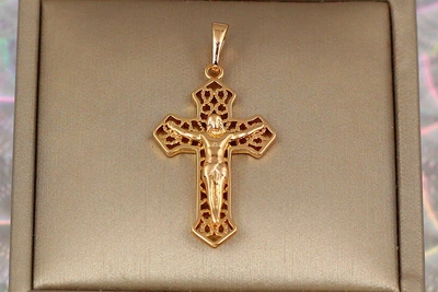 Крестик Xuping Jewelry ажурный с распятьем 3.3 см золотистый