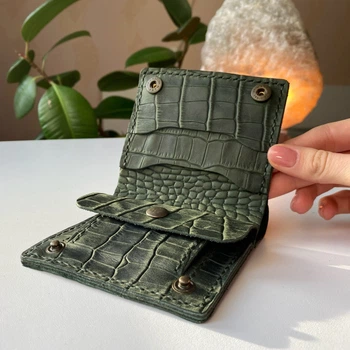 Кожаный унисекс кошелек Compact+ Зеленый с тиснением рептилия