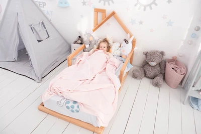 Дитяче ліжко будиночок Монтессорі BUSY WOOD на підлозі Модель 3 120х60 см натуральне дерево