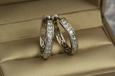 Серьги Xuping Jewelry дорожка из камешков с гладкими бортиками сзади дырочки 2 см серебристые