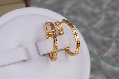 Серьги кольца Хuping Jewelry плоские с рисунком 2 см золотистые