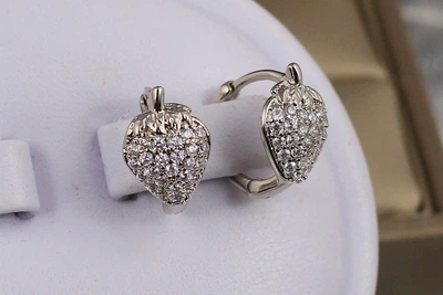 Серьги Xuping Jewelry клубничка 1.2 см серебристые