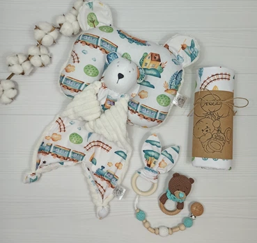 Набор для новорожденного: пеленка, подушка и игрушки a.l.babybox Паровозик Разноцветный