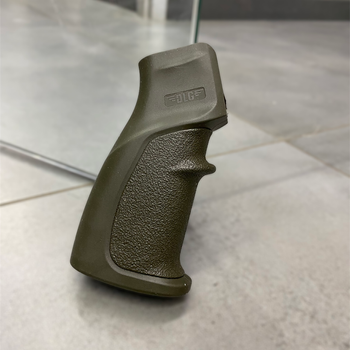Рукоятка пистолетная прорезиненная для AR15 DLG TACTICAL (DLG-106), цвет Олива, с отсеком для батареек Олива