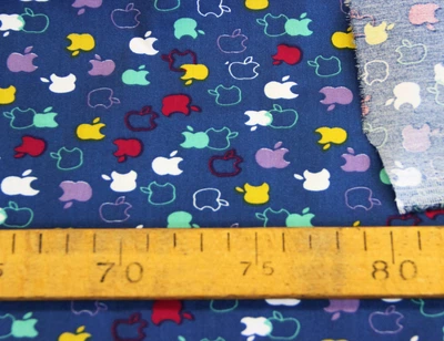 Ткань для одежды коттон хлопок с эластаном принт разноцветные яблоки apple на синем фоне м пог Y 86