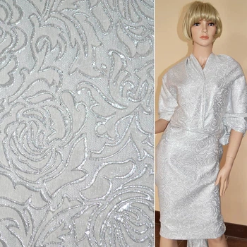 Жаккард костюмный белый с серебряными розами из люрекса ш.155 (11637.001)