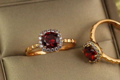 Кольцо Xuping Jewelry красный камень в ободке из белых фианитов р 18 золотистое