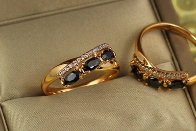 Кольцо Xuping Jewelry фиеста с тремя черными камнями р 17 золотистое