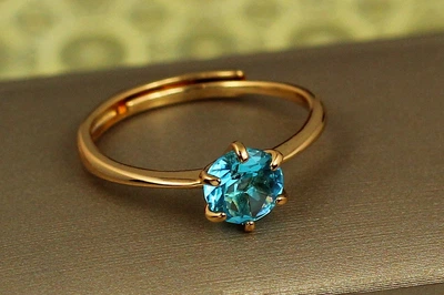 Кольцо Xuping Jewelry тонкое раздвижное с голубым фианитом р 17 золотистое