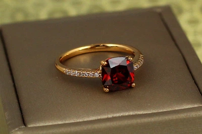 Кольцо Xuping Jewelry красный квадратный фианит с дорожками по бокам р 19 золотистое