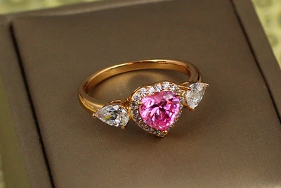 Кольцо Xuping Jewelry Купидон с розовым камнем р 16 золотистое