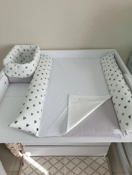 Матрасик на пеленальний комод з непромокаючою накладкою та кошиком для дрібниць Чорні сердечка + сірий 70*60 см