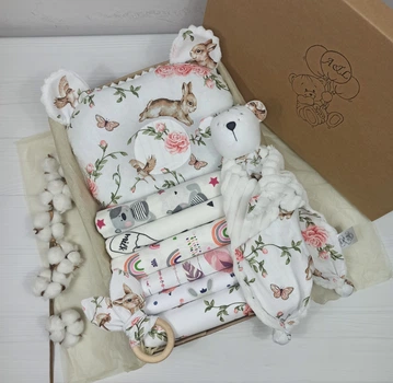 Набор для новорожденного: 6 пеленок, подушка и комфортер a.l.babybox Зайчики в розах молочный