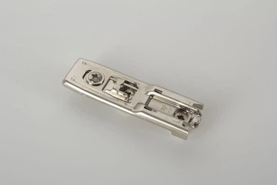 Линейная монтажная планка Hettich 8099 для Sensys под запрессовку h=1.5 мм с эксцентриком никель