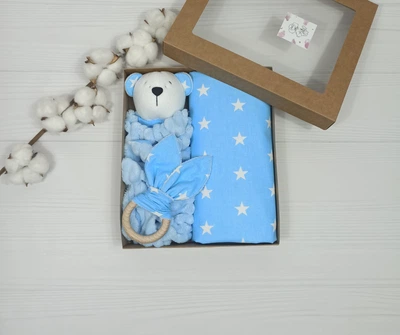 Набор для малыша: пеленка, комфортер, грызкнок a.l.babybox Белые звезды на голубом Голубой 2
