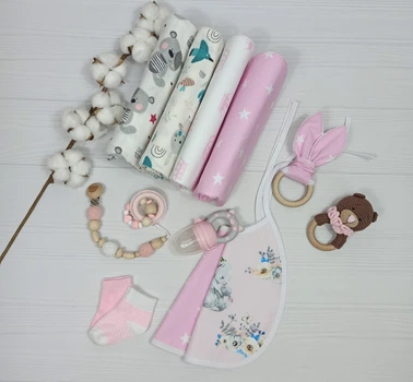 Набор для новорожденного: 4 пеленки, грызунцы, слюнявчики a.l.babybox Звезды белые на розовом Розовый