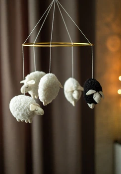 Детский мобиль на кроватку для младенцев ручной работы WooolyWool «Барашки»
