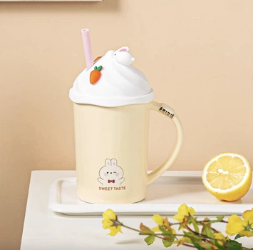 Кружка фарфоровая с силиконовой крышкой и трубочкой Sweet Taste 400 мл детская желтая