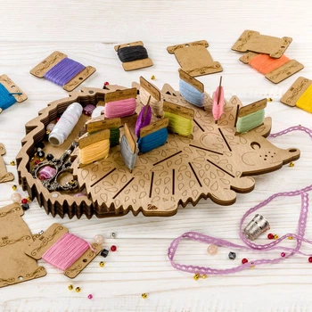 Шкатулка для рукоделия Wonderland Crafts + 26 бобинок FLZB(N)-048 (23.5*18*2.7см)