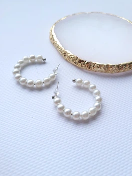 Серьги женские рифленые круги полукольца с бусинками 3,5 см Без бренду Белые 12934