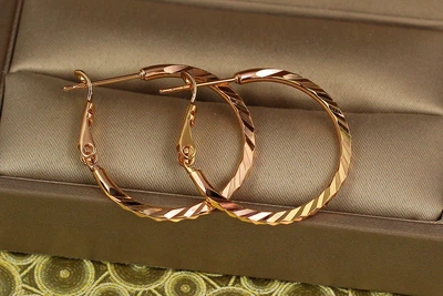 Серьги кольца Хuping Jewelry граненые 2,5 см золотистые
