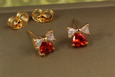 Сережки гвоздики Xuping Jewelry серце з бантиком із червоним каменем 7 мм золотисті