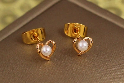 Сережки гвоздики Xuping Jewelry перлинка в сердечку 7 мм золотисті