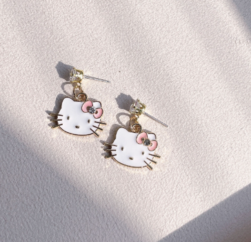 Серьги гвоздики с камушком для подростков Hello Kitty, аниме, (Kuromi ) геншен, манги, Санрио Китти Мелоди белый (AN)26209