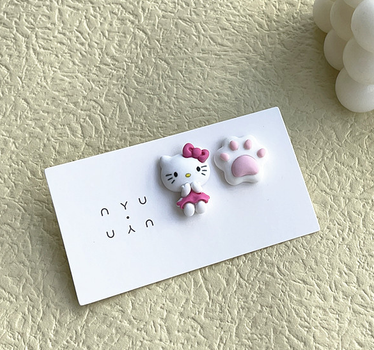 Серьги гвоздики фигурные для детей, подростков Hello Kitty с лапкой аниме, (Kuromi ) геншен, манги, Санрио Китти, Мелоди белый (AN)31788