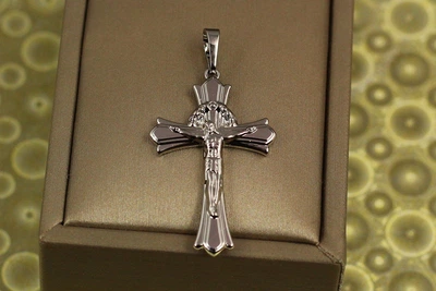 Крестик Xuping Jewelry с распятьем края тюльпан 3.3 см серебристый