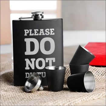 Набір чорна фляга з чарками "Please do not disturb" , Дерев'яна подарункова коробка з гравіюванням