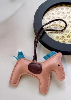 Брелок-подвеска в стиле Hermes Пони на сумку, косметичку, пенал пудровый