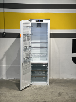 Вбудований холодильник Miele K 7743 E Б/В