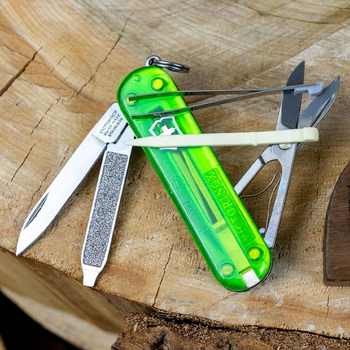 Складаний ніж-брелок VICTORINOX Classic Green Tea 7 функцій 4 см, нержавіюча сталь X50CrMoV15