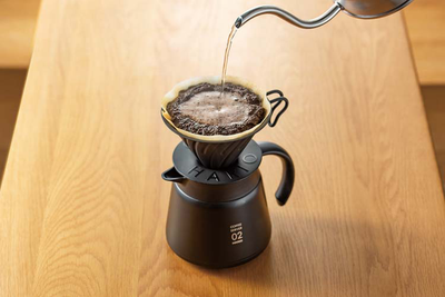 Dripper do kawy Hario V60-02 Metalowy Czarny z silikonową podstawką (4977642736719)