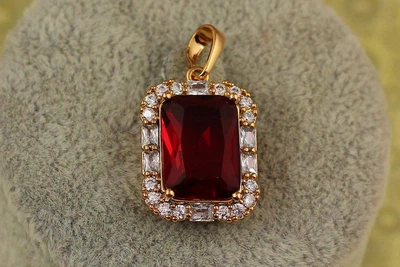 Кулон Xuping Jewelry прямоугольник с красным камнем в ободке из крупных фианитов 2 см золотистый