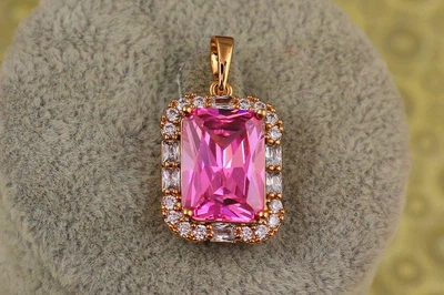 Кулон Xuping Jewelry прямоугольник с розовым камнем в ободке из крупных фианитов 2 см золотистый