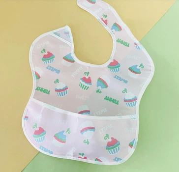Слюнявчик для кормленя с карманом на липучке BabyBaby Сладости
