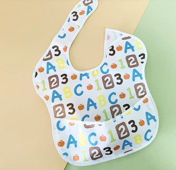 Слюнявчик для кормленя с карманом на липучке BabyBaby Буквы