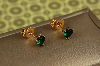 Сережки гвоздики Xuping Jewelry сердечки із зеленими камінцями 6 мм золотисті
