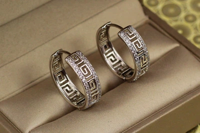 Сережки Xuping Jewelry з грецьким візерунком бортики з камінців 2,2 см сріблясті