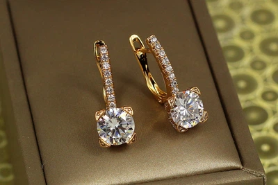 Серьги Xuping Jewelry свет в окне с белым камнем 2,2 см золотистые