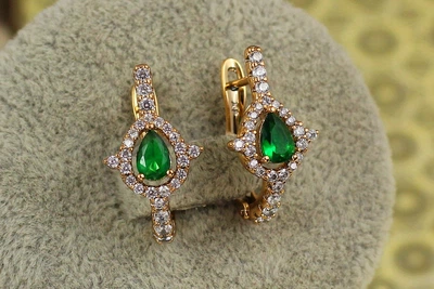 Сережки Xuping Jewelry Капелька із зеленим каменем в обідку з шипами 2 см золотисті