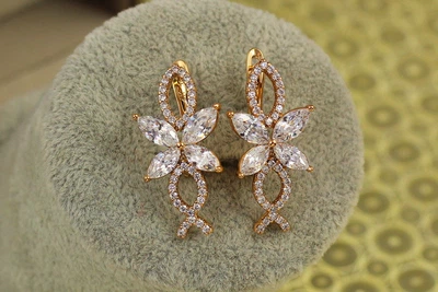 Сережки Xuping Jewelry Бузок з білими каменями 2,8 см золотисті