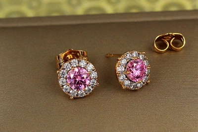 Сережки гвоздики Xuping Jewelry рожевий камінь в обідку із фіанітів 9 мм золотисті