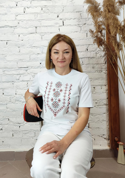 Футболка вишиванка біла вишита червоно чорним хрестиком S 01400 -S