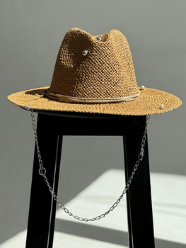 Шляпа Федора женская D.Hats из рафия с цепью серебро с кольцами коричневая