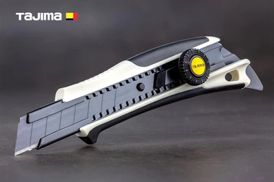 Нож строительный сегментный TAJIMA DORAFIN DFC-L561W 18 мм винтовой фиксатор 1101-2001