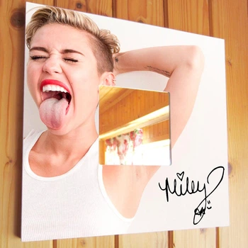 Зеркало "Певица Майли Сайрус. Miley Cyrus" сувенир для фанатов поп музыки, декор интерьера в спальню, клуб, кафе