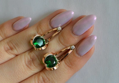 Серебряные серьги Silverstyle с пластинами из золота 010с, цвет камня зеленый